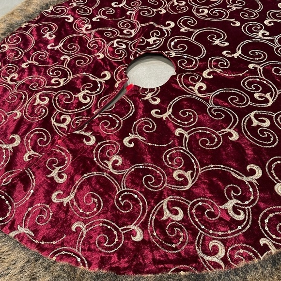 Valery Madelyn Christmas Tree Skirt 48 inch With Gold Scrolling Sequins Fur - Picture 4 of 8